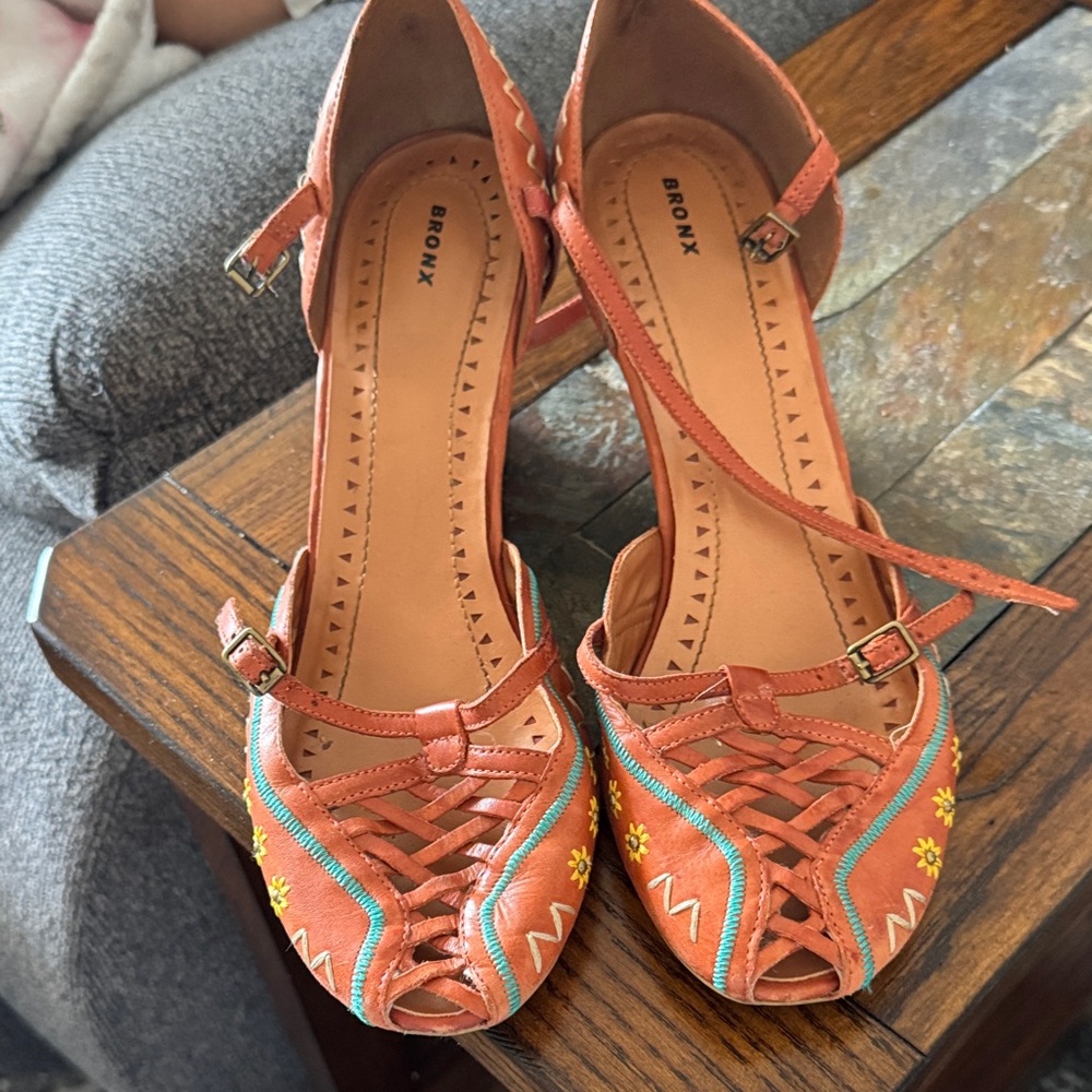 Bronx Women's Embroidered Peep-Toe Heels - Orange and Blue